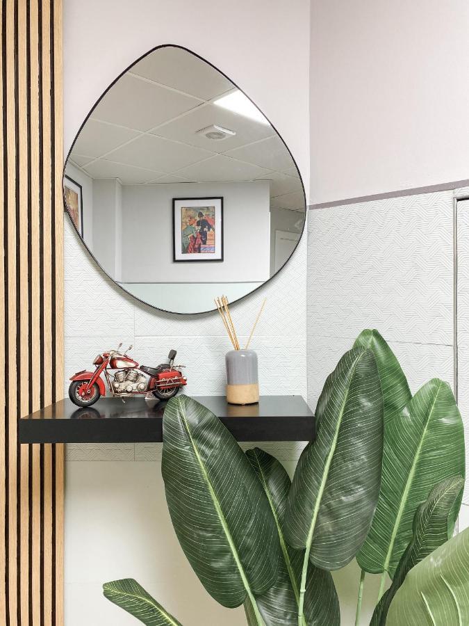 The Pod Suite Hostel Blasco บาเลนเซีย ภายนอก รูปภาพ