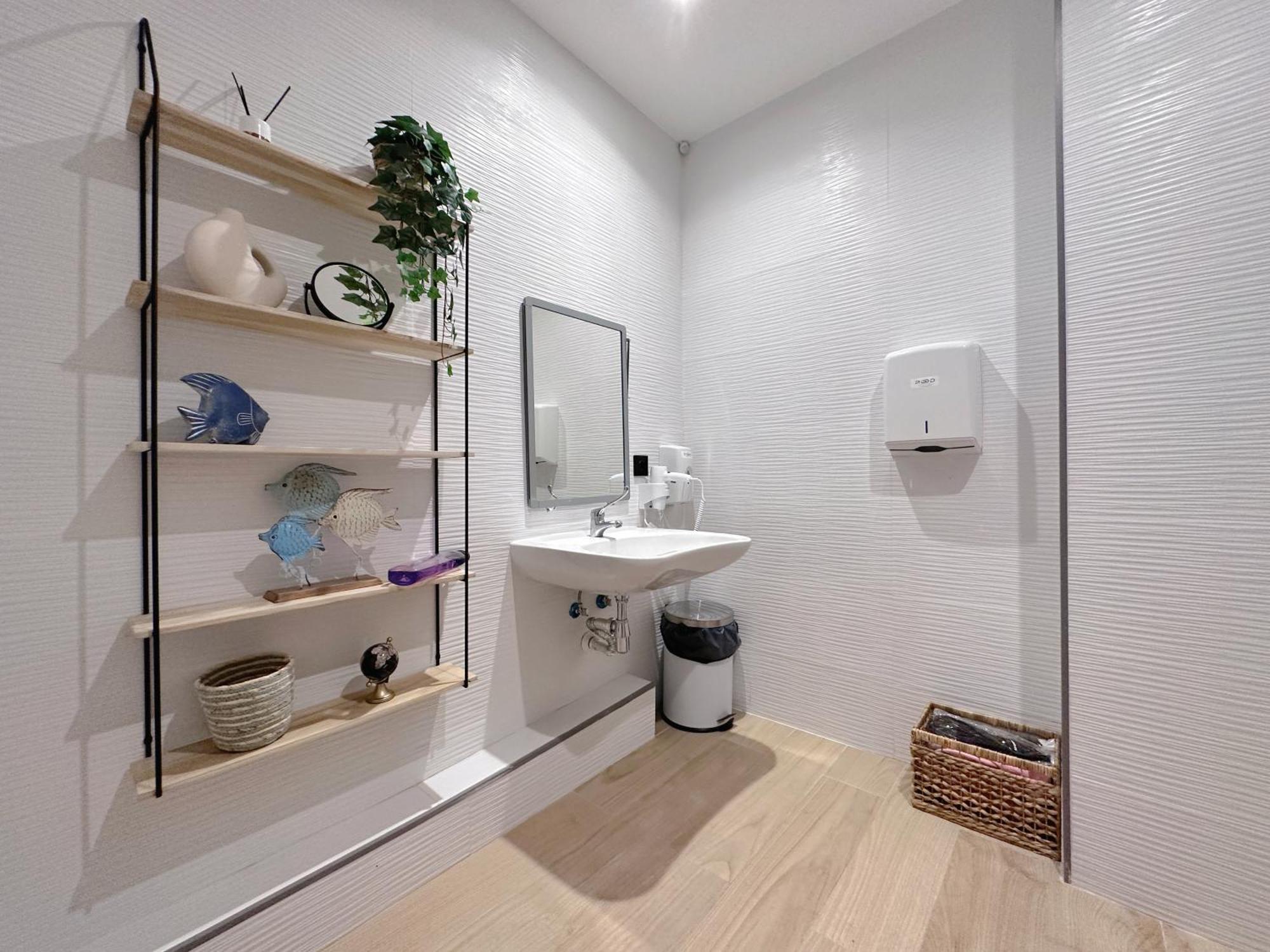 The Pod Suite Hostel Blasco บาเลนเซีย ภายนอก รูปภาพ