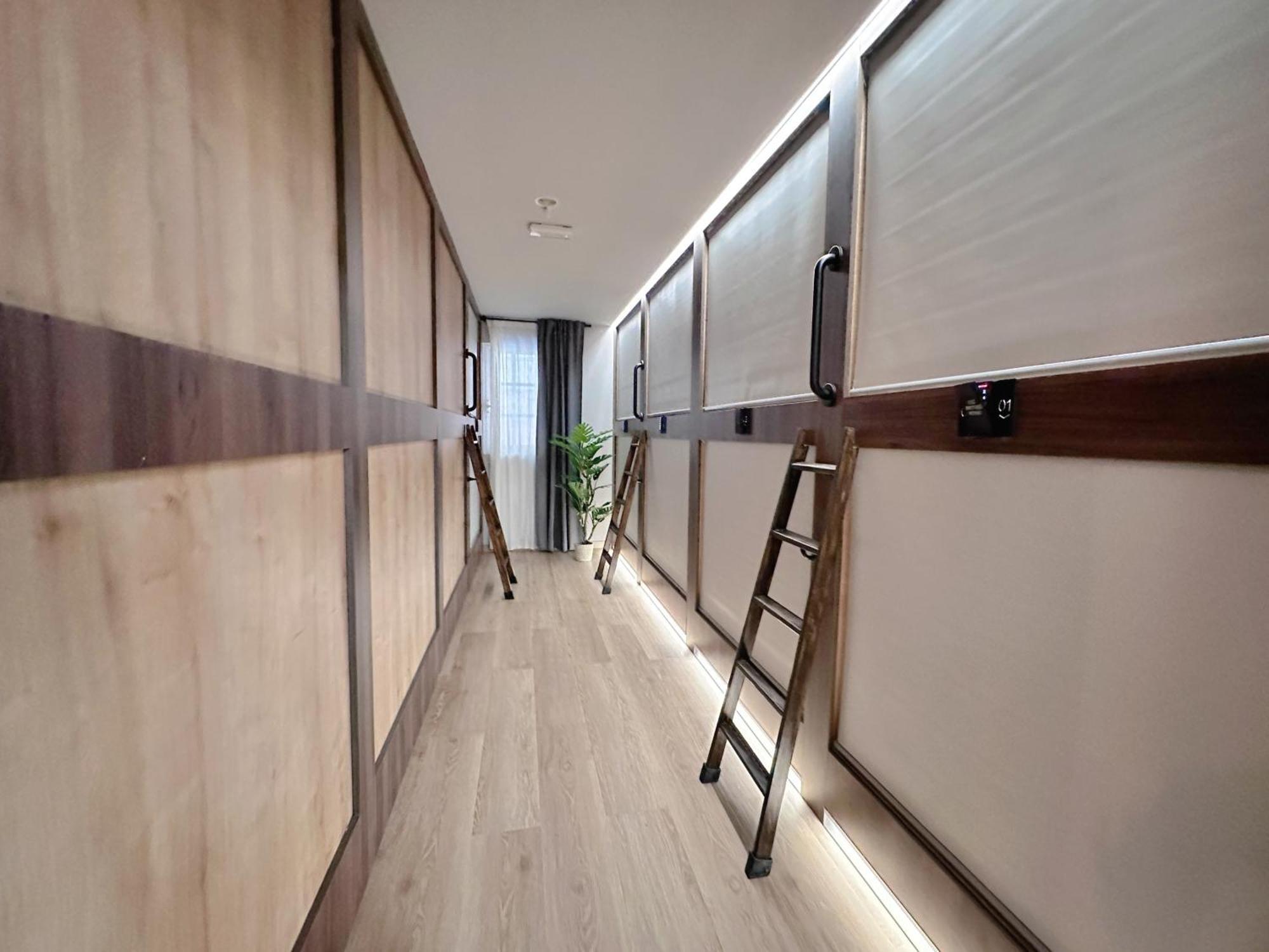 The Pod Suite Hostel Blasco บาเลนเซีย ภายนอก รูปภาพ